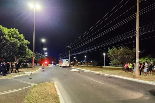 Foto com corpo coberto por pano branco, na pista, após acidente