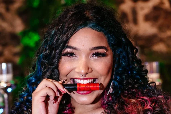 Youtuber teen de maquiagem lança linha de cosméticos veganos