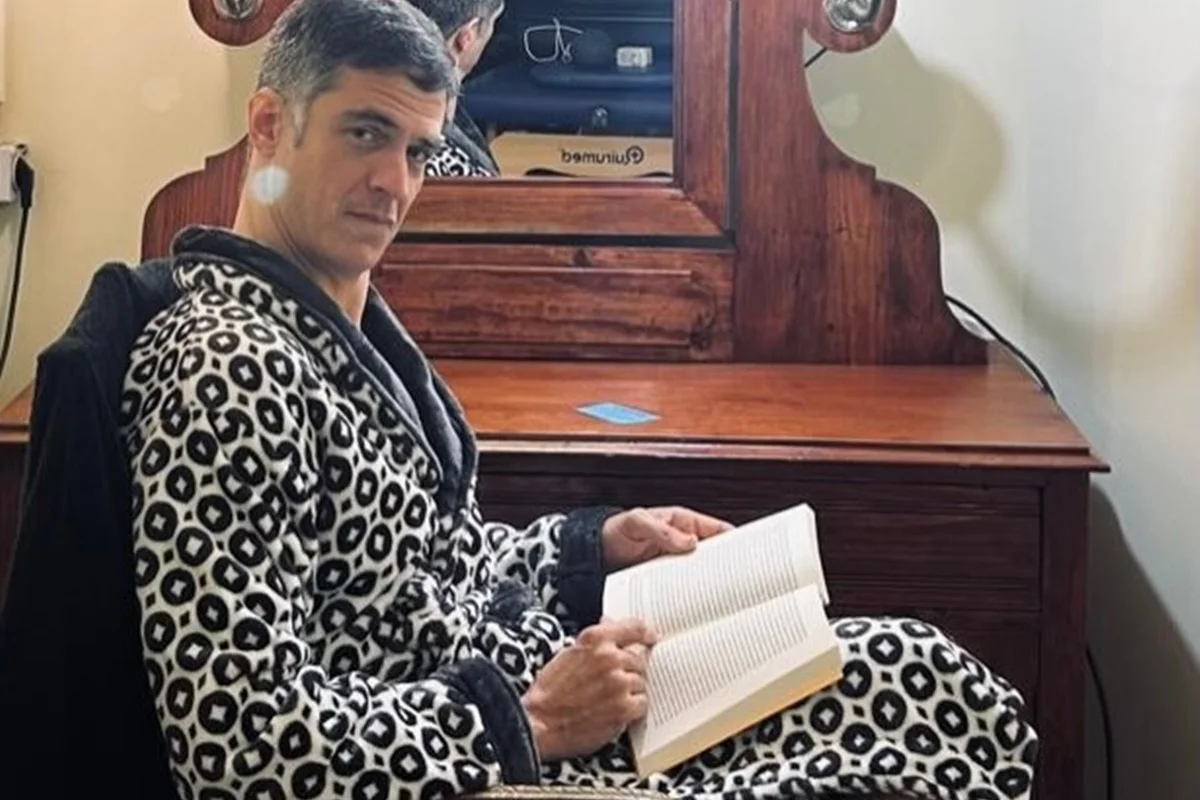 Mateus Solano posa lendo um livro Mateus Solano posa lendo um livro