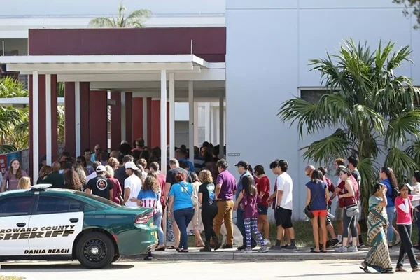 Trump propõe treinamento para armar professores e melhorar segurança