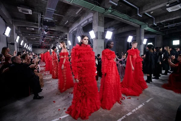 Valentino homenageia street style japonês em coleção de pre-fall
