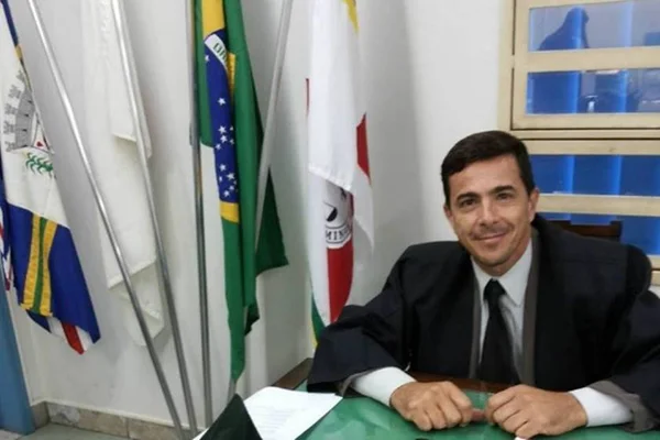 Bolsonaro replica vídeo: mandante de atentado paga advogado de Adélio