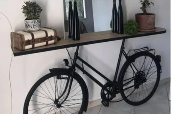 Imagem colorida de uma bicicleta usada como mesa de apoio