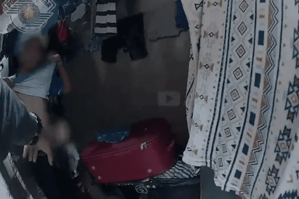 O homem esfaqueou a companheira em frente aos 4 filhos. Com medo, o mais velho, de 8 anos, ligou para a Polícia Militar e denunciou o pai
