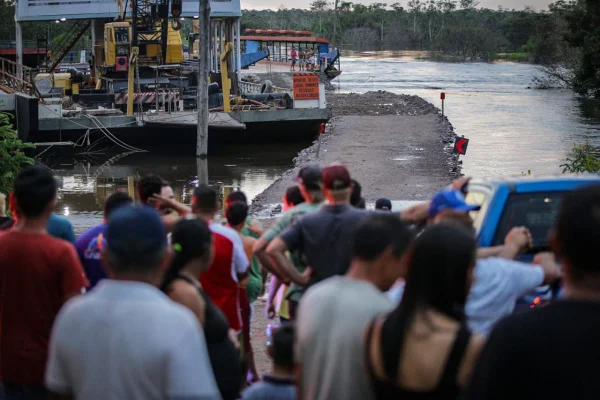 Foto colorida de caminhoneiros presos na estrada aguardando solução - Metrópoles