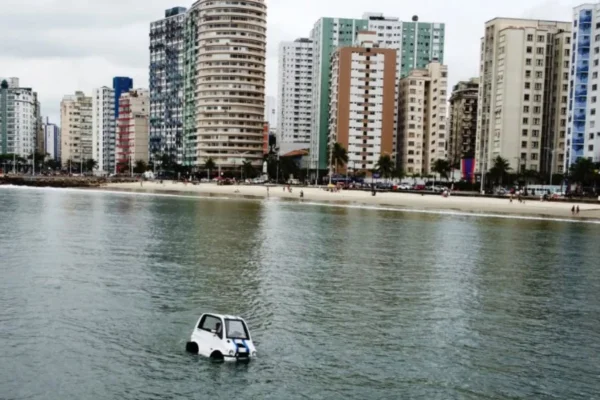 Imagem colorida do carro "anfíbio" no mar de São Vicente, no litoral de São Paulo. - Metrópoles