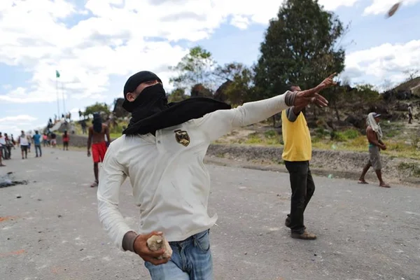 Opositores e guarda venezuelana voltam a se enfrentar em Pacaraima