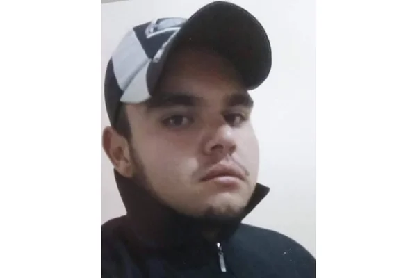 Imagem mostra jovem que teve ossada encontrada às margens de rodovia de Santa Catarina - Metrópoles