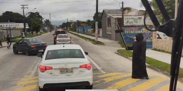 Homem fantasiado de “morte” recepciona turistas no litoral norte de SP