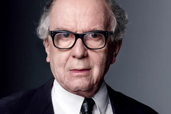 Imagem do washington olivetto olhando para frente usando óculos
