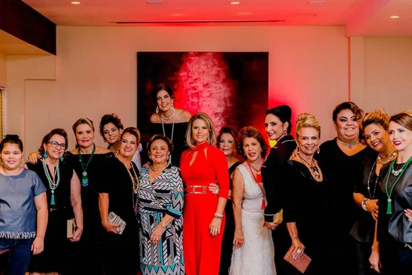 Desfile e coquetel beneficente movimentam restaurante Lake’s