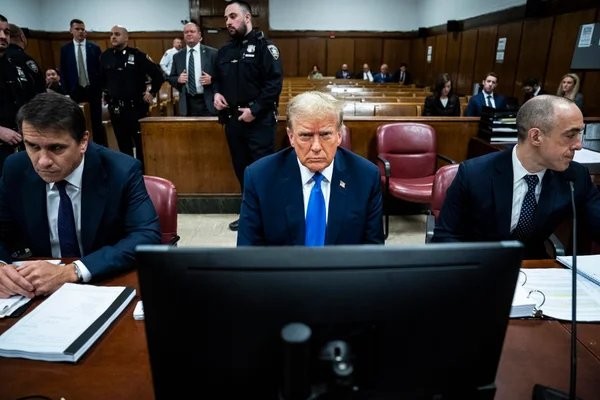 Imagem colorida de Donald Trump em julgamento - Metrópoles