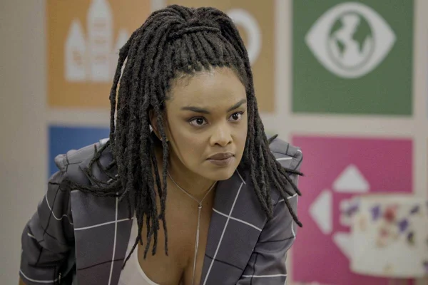 foto colorida de mulher negra com cara de brava - metrópoles