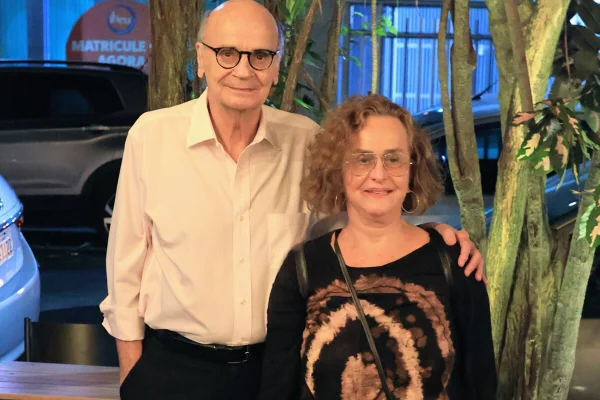 Drauzio Varella e Regina Braga posam juntos durante evento no Rio - Metrópoles