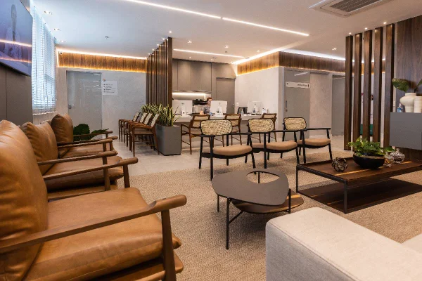 foto colorida de uma recepção com várias poltronas e cadeiras - Metrópoles