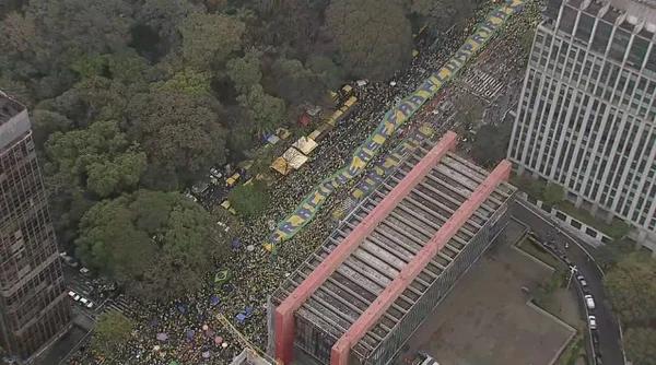 Ato na Avenida Paulista tem ataques ao STF e apoio a golpe militar