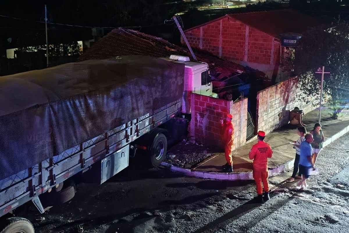 Carreta desgovernada atinge duas casas e destrói poste em Goiás