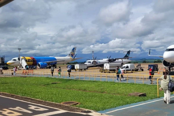 Imagens coloridas mostram aviões estacionados em pista de aeroporto, gramado verde na frente das aeronaves