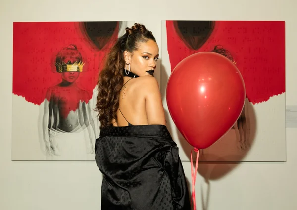 Nada de “R8”. Rihanna revela nome e capa de novo álbum