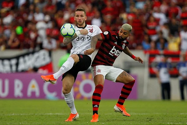Flamengo contrata zagueiro Léo Pereira, ex-Athletico-PR