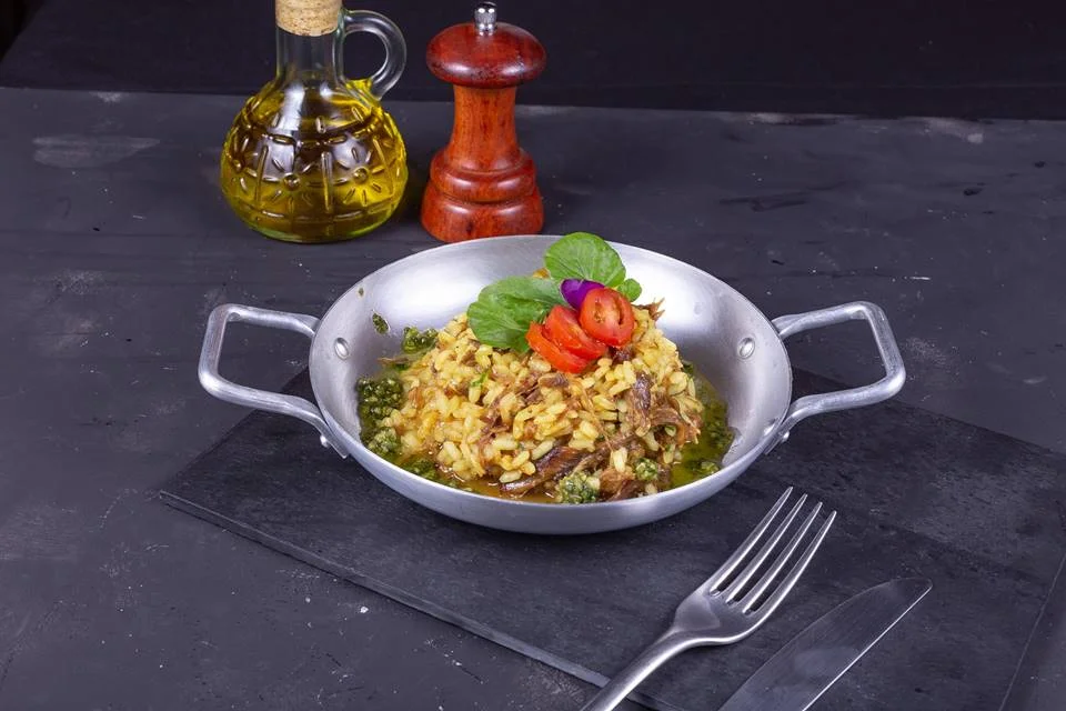 Bem Te Vi Restaurante – 408 Sul: no jantar, massa fina e crocante com salada de folhas, carpaccio de carne e amêndoas (entrada); risoto de rabada com cúrcuma, vinagrete de agrião e banana crocante (principal); e brownie 70% cacau, creme 3/4 e ninho de caramelo (sobremesa) Bem Te Vi Restaurante – 408 Sul: no jantar, massa fina e crocante com salada de folhas, carpaccio de carne e amêndoas (entrada); risoto de rabada com cúrcuma, vinagrete de agrião e banana crocante (principal); e brownie 70% cacau, creme 3/4 e ninho de caramelo (sobremesa)