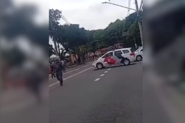 Imagem colorida mostra print de vídeo com viatura da polícia militar fechando estrada de itapecerica após acidente que causou a morte de um PM - Metrópoles