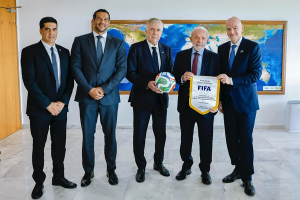 Presidente Lula recebeu os presidentes da Fifa, Gianni Infantino, e da CBF, Samir Xaud, no Planalto. Encontro contou ainda com a presença de Gustavo Dias, vice-presidente da CBF, e de Carlo Ancelotti, técnico da Seleção Brasileiro