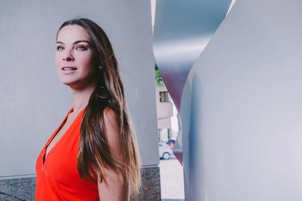 Letícia Birkheuer abre o jogo sobre atuação, aplicativos e maternidade