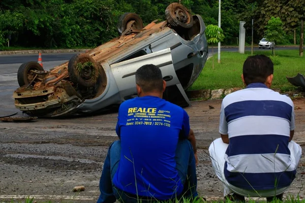 Com pista molhada, carro capota e derruba poste no Lago Sul