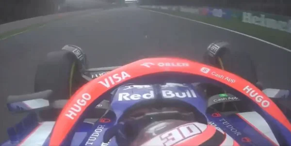 Foto colorida de Liam Lawson, após ultrapassar Sergio Pérez, no GP do México de F1 2024 - Metrópoles
