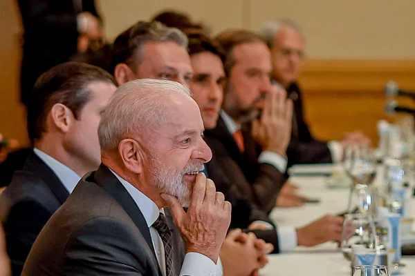 Foto colorida de Lula sorrindo em viagem ao Japão - Metrópoles