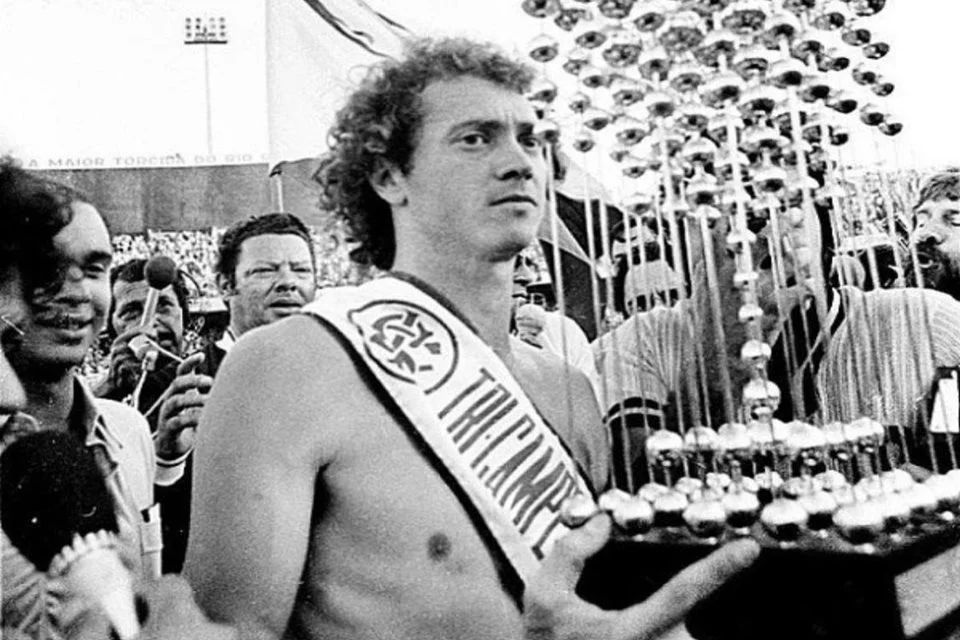 11) Falcão (Internacional) - Um dos melhores volantes da história do futebol mundial, Paulo Roberto Falcão desfilou seu talento no Internacional de 1973 a 1980. Conhecido pela classe em campo, ele chegou próximo aos 400 jogos pelo Colorado (392) e ostentou um tricampeonato do Brasileirão (1975, 1976, 1979). Sua vida como técnico do time de coração, porém, não foi das melhores. Em três passagens (1993, 2011 e 2016), conquistou apenas um título do Campeonato Gaúcho (2011) 11) Falcão (Internacional) - Um dos melhores volantes da história do futebol mundial, Paulo Roberto Falcão desfilou seu talento no Internacional de 1973 a 1980. Conhecido pela classe em campo, ele chegou próximo aos 400 jogos pelo Colorado (392) e ostentou um tricampeonato do Brasileirão (1975, 1976, 1979). Sua vida como técnico do time de coração, porém, não foi das melhores. Em três passagens (1993, 2011 e 2016), conquistou apenas um título do Campeonato Gaúcho (2011)