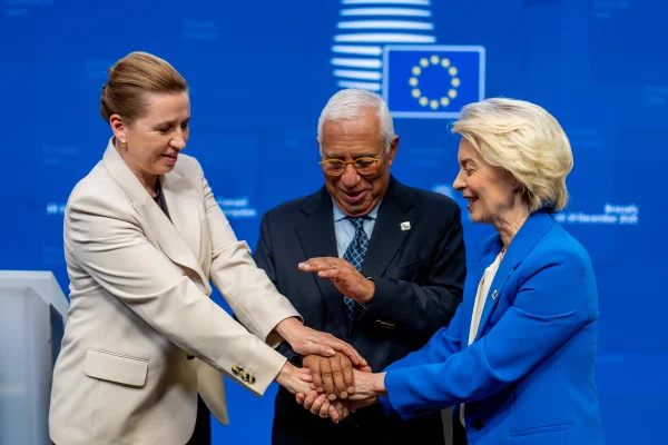 Ursula von der Leyen (r), Presidente da Comissão Europeia, ao lado de António Costa, Presidente do Conselho Europeu, e Mette Frederiksen (l), Primeira-Ministra da Dinamarca