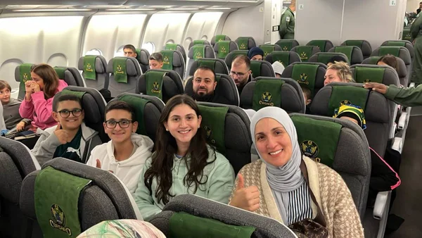 Imagem colorida mostra repatriados do Líbano - Metrópoles