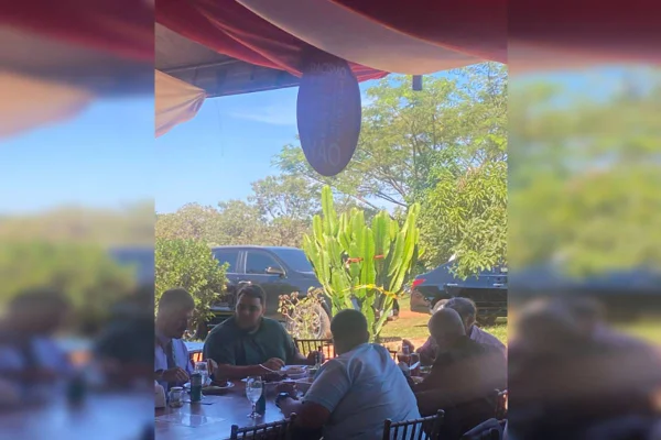Foto colorida de pessoas em restaurante