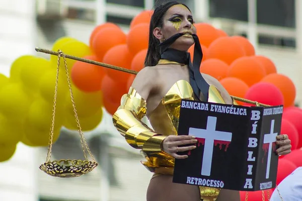“Crucificada em 2015”, trans protesta com Bíblia na Parada Gay