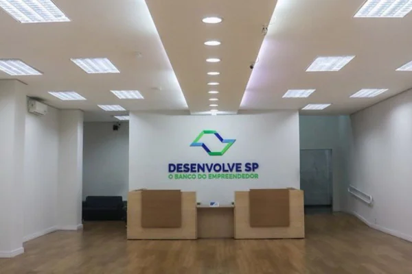 Foto colorida da recepção do Banco Desenvolve SP, do governo de São Paulo