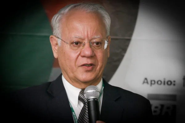 Foto de Sérgio Trindade, ganhador do nobel da paz