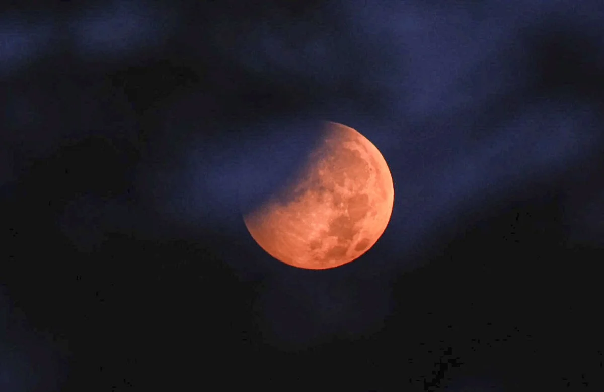 m eclipse lunar parcial, causado pela passagem da Lua pela sombra da Terra, é observado em Ancara, capital da Turquia m eclipse lunar parcial, causado pela passagem da Lua pela sombra da Terra, é observado em Ancara, capital da Turquia