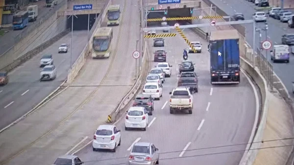 Em menos de 3h, outro caminhão bate em pórtico do Túnel Rei Pelé