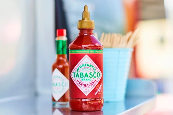Tabasco lança versão própria de molho sriracha no Brasil