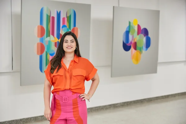 Isabella Despujols recebe convidados em noite de vernissage no MAB