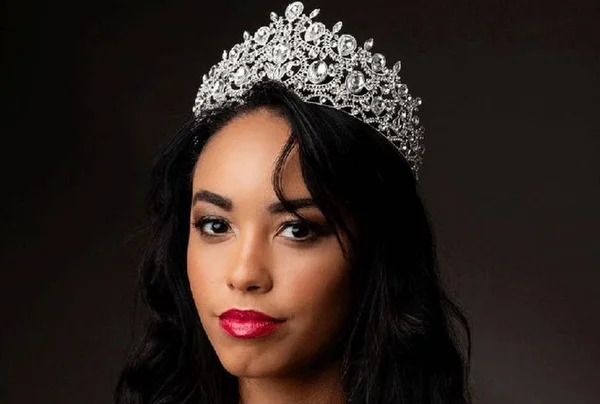 Imagem colorida de Miss Paraíba com coroa na cabeça - Metrópoles