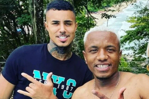 Imagem colorida mostra o músico MC Livinho ao lado de seu assessor Kaká, que foi assassinado no dia 12 de julho em São Paulo - Metrópoles