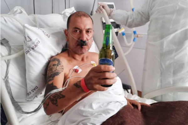 Extubado, paciente pede cerveja em hospital