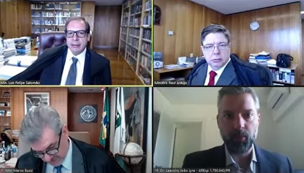 Imagem colorida de sessão do STJ em que ministro pediu para advogado se retirar por não estar de gravata
