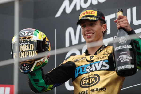 Histórico: brasileiro Diogo Moreira conquista título da Moto2 2025