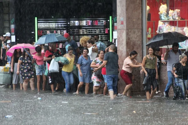 Chuva forte atinge São Paulo, alaga ruas e fecha avenidas