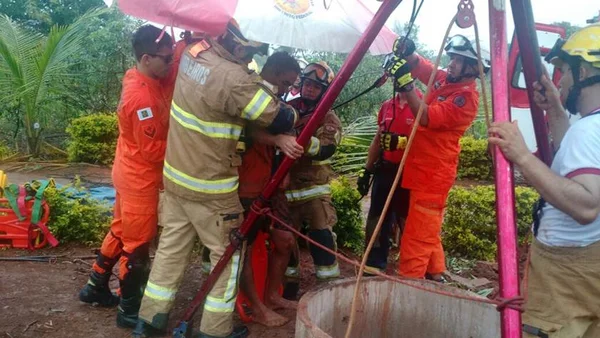Após duas horas de resgate, homem é retirado de cisterna no Gama