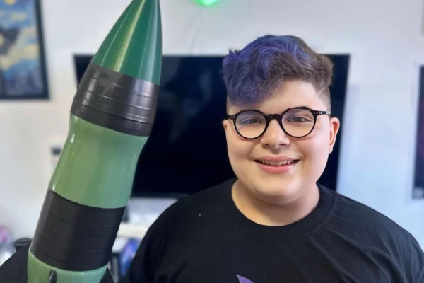 Foto colorida de um menino - Metrópoles